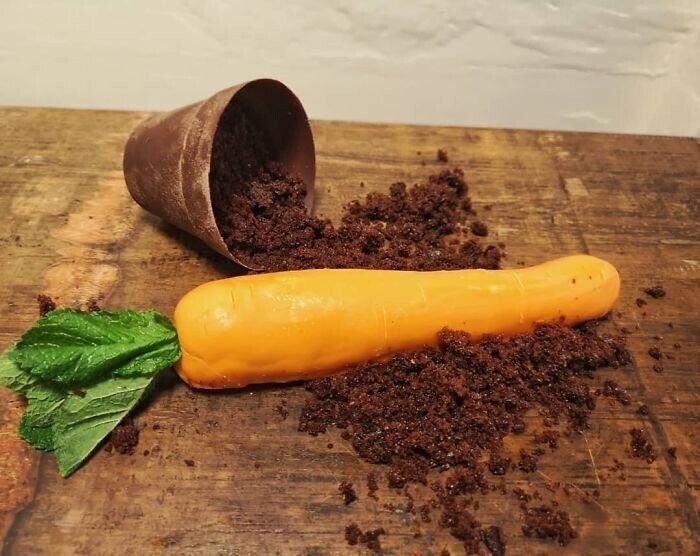 6. Морковный торт с шоколадным горшком, наполненным взбитым сливочным сыром и шоколадной крошкой