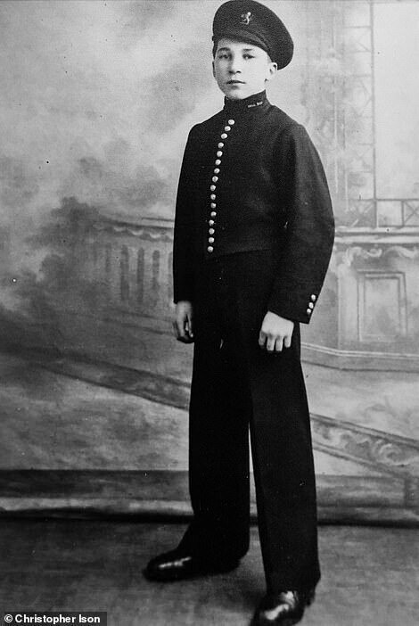 14-летний Дженкинс устроился лифтером и коридорным на пассажирский лайнер "Мавритания" в 1933 году