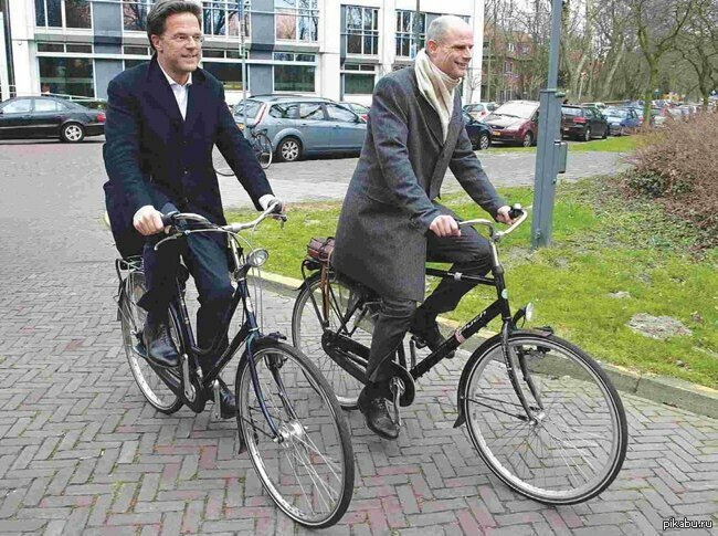 Премьер-министр Голландии добирается на работу