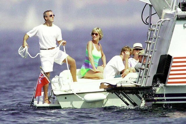 Принцесса Уэльская Диана вместе с сыном Уильямом и Доди аль-Файедом на отдыхе в Сен-Тропе, Франция, 17 июля 1997 года