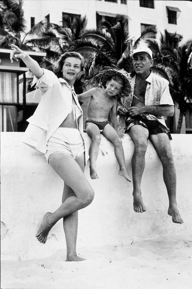 Лорен Бэколл и Хамфри Богарт  вместе с сыном Стивеном на Гавайях, 1954