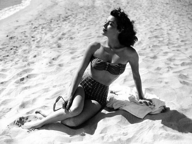 Ава Гарднер позирует на пляже во время съемок фильма "Пандора и Летучий Голландец", 1951