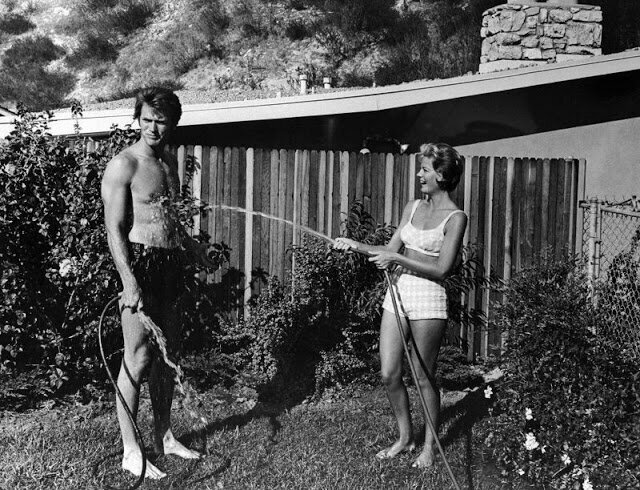 Клинт Иствуд с женой Мэгги на заднем дворе их нового дома, Шерман-Оукс, Калифорния, 19 августа 1960 года