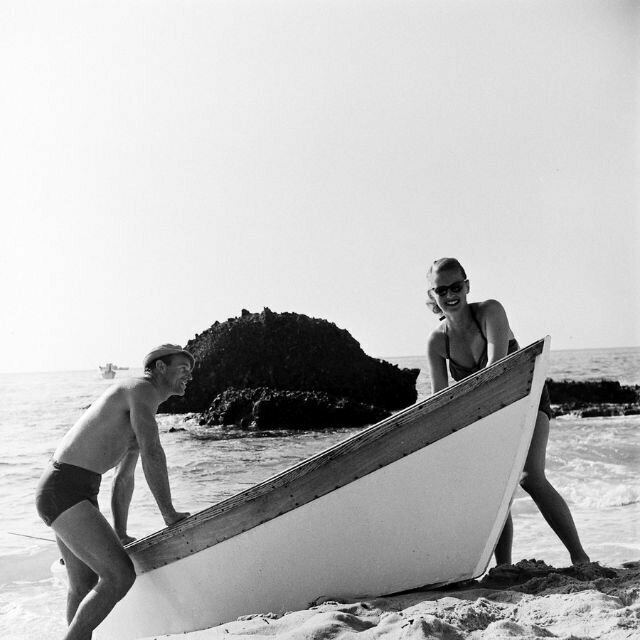 Бетт Дэвис и ее третий муж Уильям Грант Шерри позируют на фоне Тихого океана, 1947. Фото Лумиса Дина