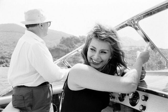 Софи Лорен на катере неподалеку от Неаполя с мужем Карло Понти, 1961 год. Фото Альфреда Эйзенштадта