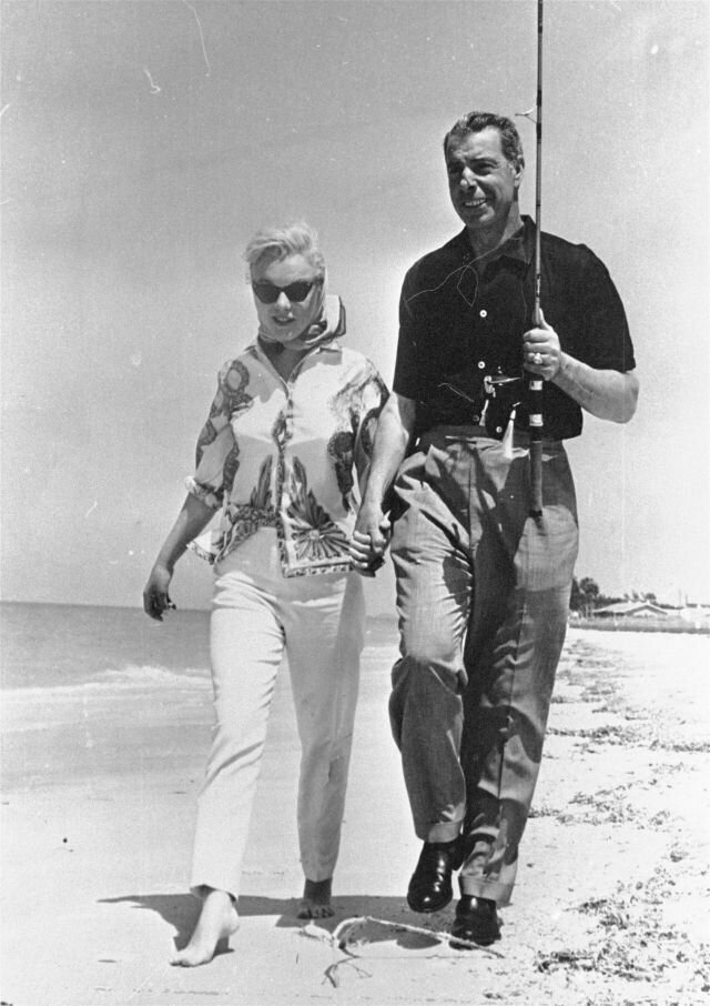 Мэрилин Монро и ее муж Джо Димаджио гуляют по пляжу в Сарасоте, штат Флорида, март 1961 года