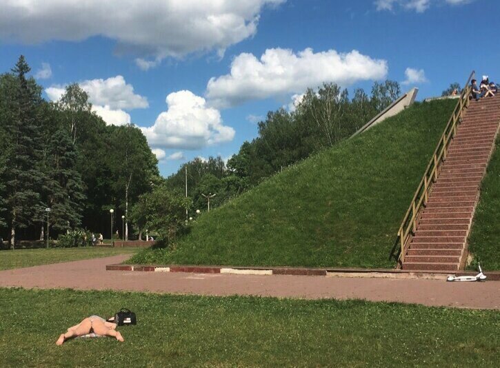 В парке 1100-летия Смоленска загорают дамочки в купальниках без верха