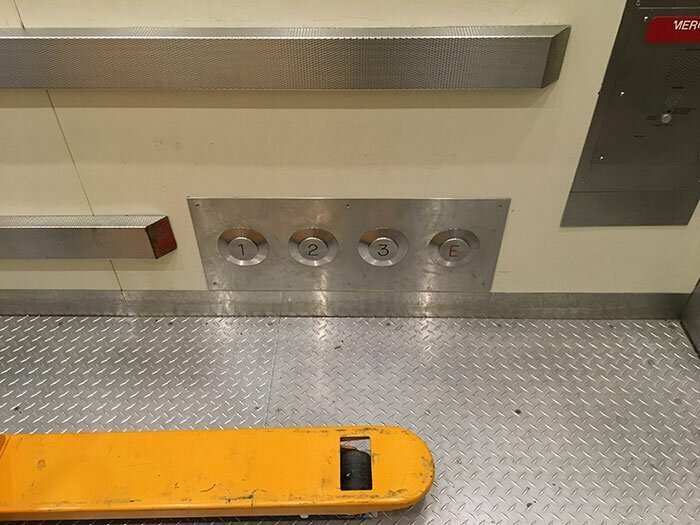 Если у вас заняты руки, в этом лифте торгового центра вы можете нажать кнопку ногой