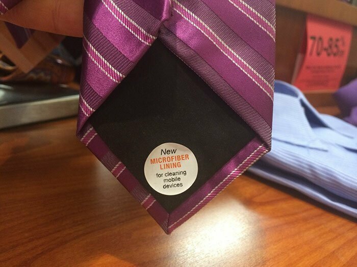 Подкладка галстука сделана из микрофибры, чтобы ей можно было протереть экран смартфона