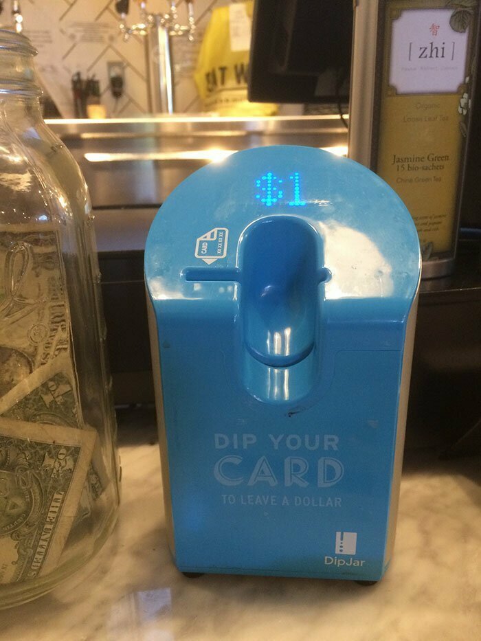 Поднесите карточку к этому устройству в ресторане - и оно спишет с нее 1 доллар на чаевые официанту