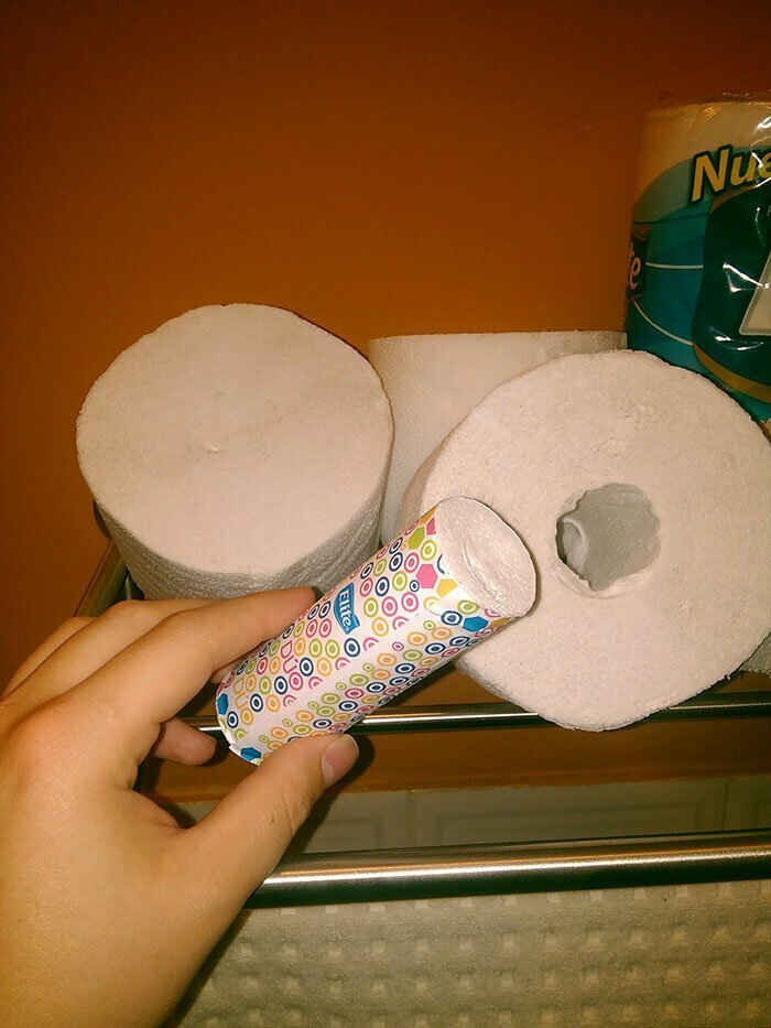 Рулон туалетной бумаги с мини-рулончиком во втулке. Его можно взять с собой в дорогу