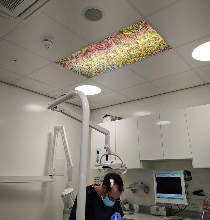 Картинка-паззл на потолке в кабинете стоматолога отвлекает пациентов от неприятных ощущений