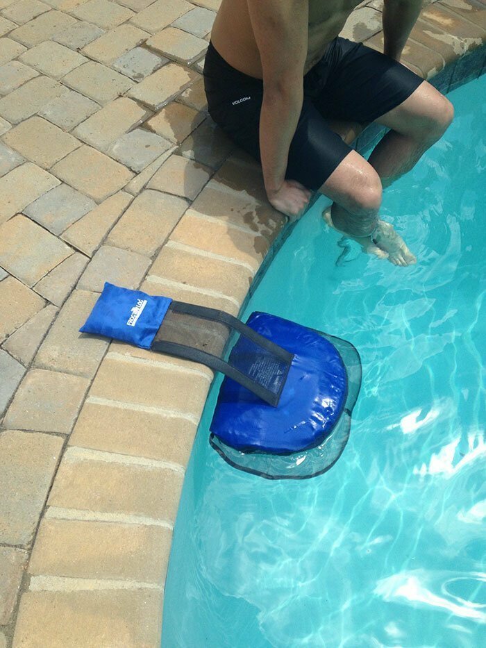 Приспособление, помогающее лягушкам, упавшим в бассейн, без труда выбраться наружу