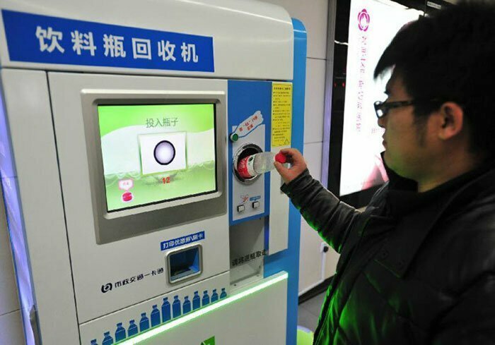 Пассажиры в пекинском метро теперь могут оплачивать проезд использованными пластиковыми бутылками