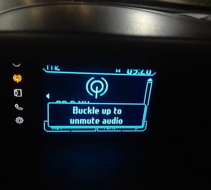 Аудиосистема в машине не включится, пока не пристегнешь ремень безопасности