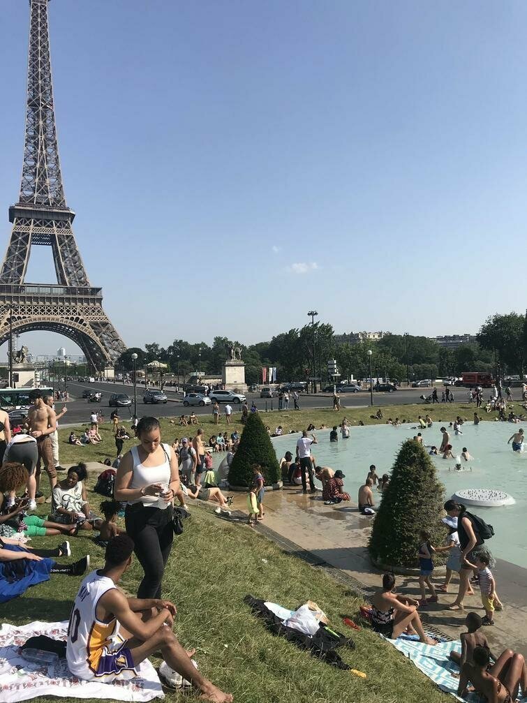 В Париже все забыли об Эйфелевой башне, обратив всё своё внимание на фонтан перед ней