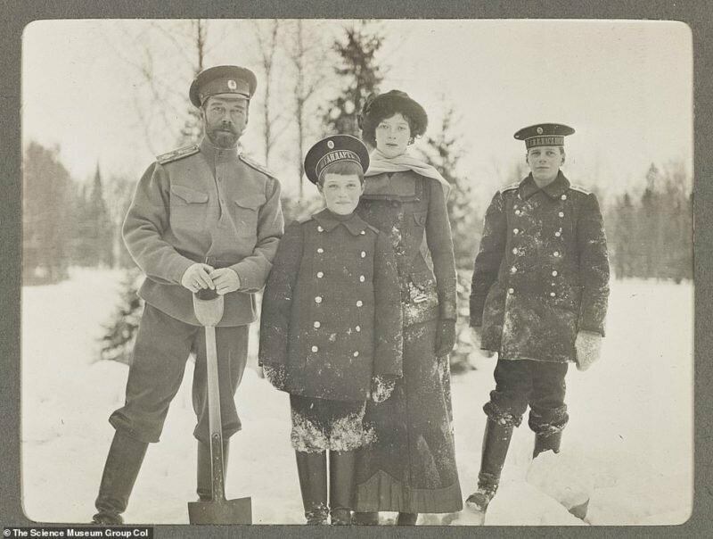 Царь Николай (слева) и царица (вторая справа) после игры в снежки. Этот снимок был сделан в Санкт-Петербурге в 1915-м году.