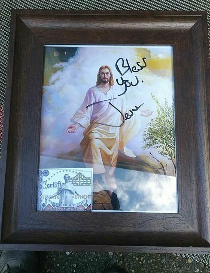 "Похоже, мне досталась уникальная находка - фото Иисуса с автографом!"