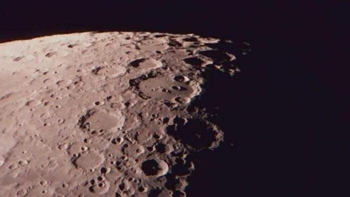 на этом фото поверхность Луны сделанная через мощный телескоп, цвет отчетливо виден.