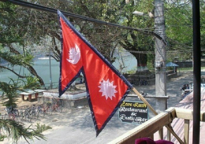 Непал — единственная в мире страна, у которой флаг имеет не прямоугольную или квадратную форму.