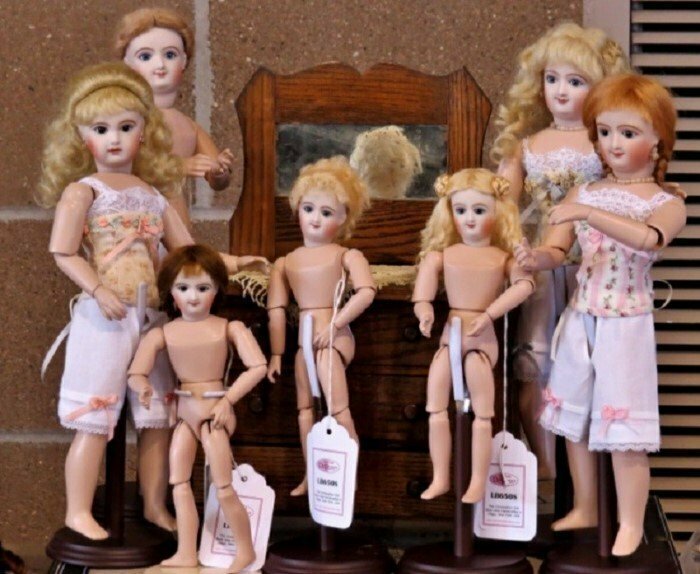 Во Франции разрешено продавать кукол только с человеческими лицами.