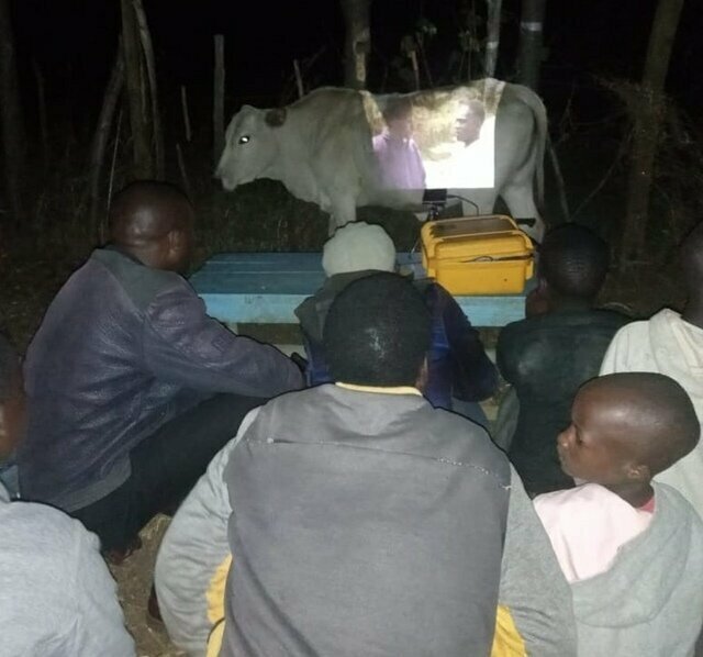 Кинотеатр в Африке: передвижной экран