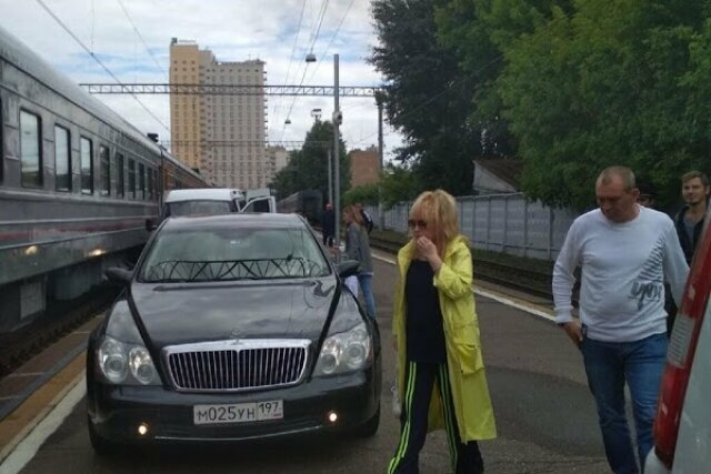 Пугачева выехала на перрон московского вокзала на личном авто и возмутила пассажиров