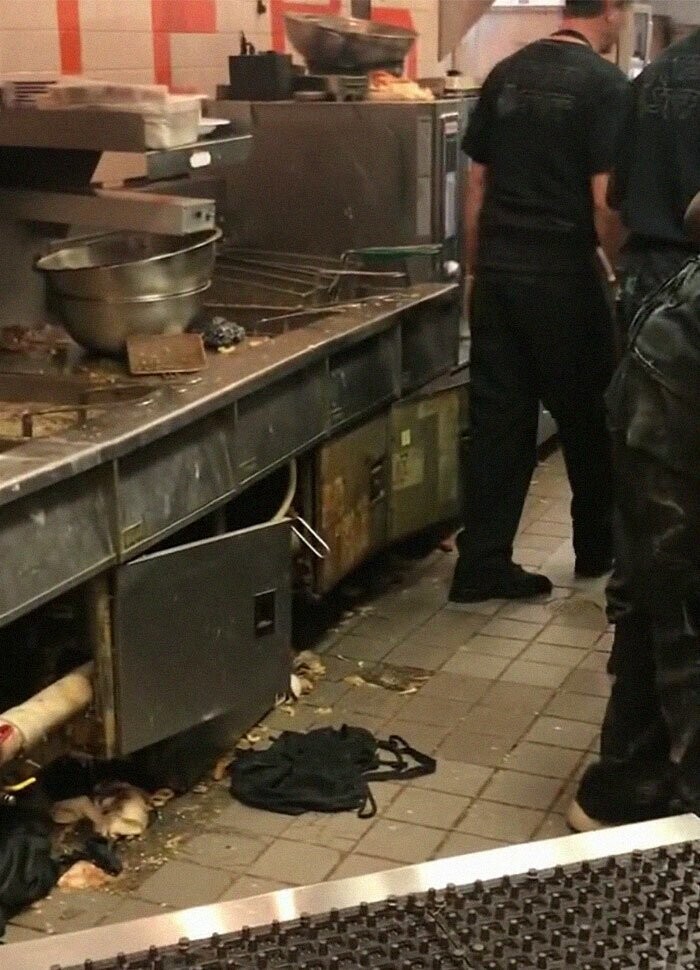 Люди в шоке от того, что происходит на кухне одного из ресторанов Hooters