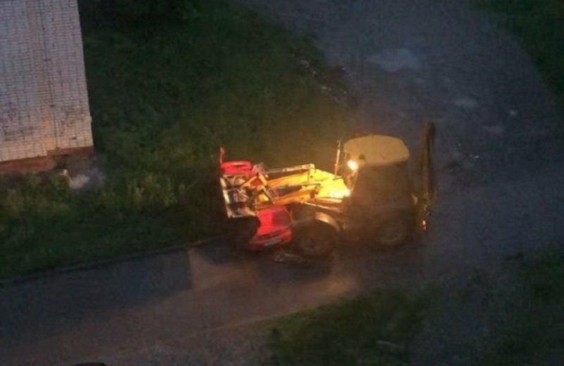 В Березниках мужчина на тракторе разнёс автомобиль своей жены