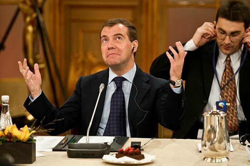 Медведев приказал вдвое уменьшить количество бедняков в России