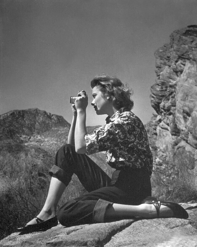 1951. Келли за съемкой во время прогулки в горах