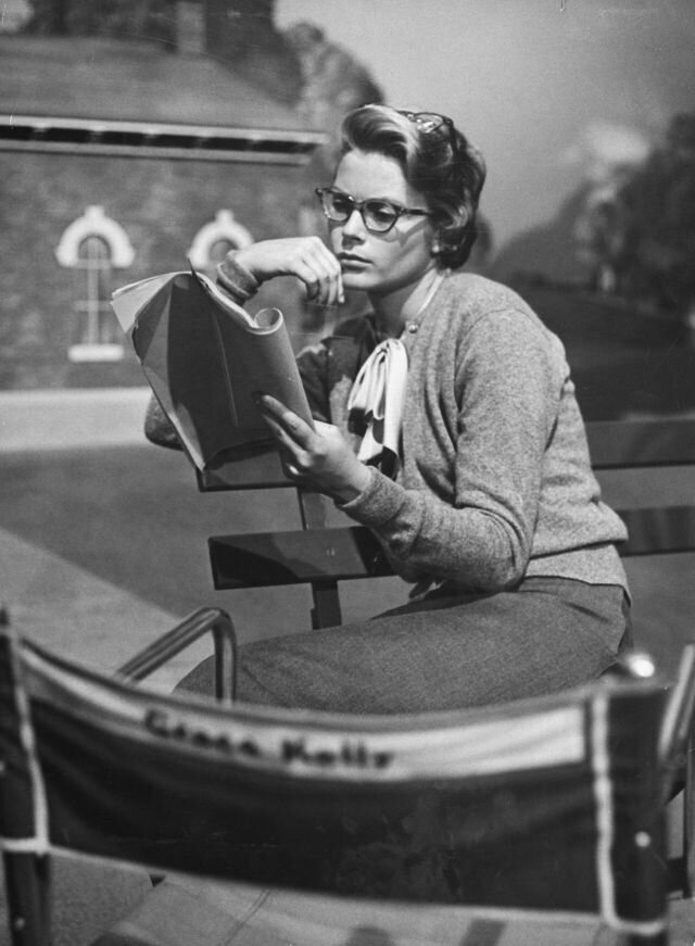 1954. Грейс Келли читает сценарий "Деревенской девушки"