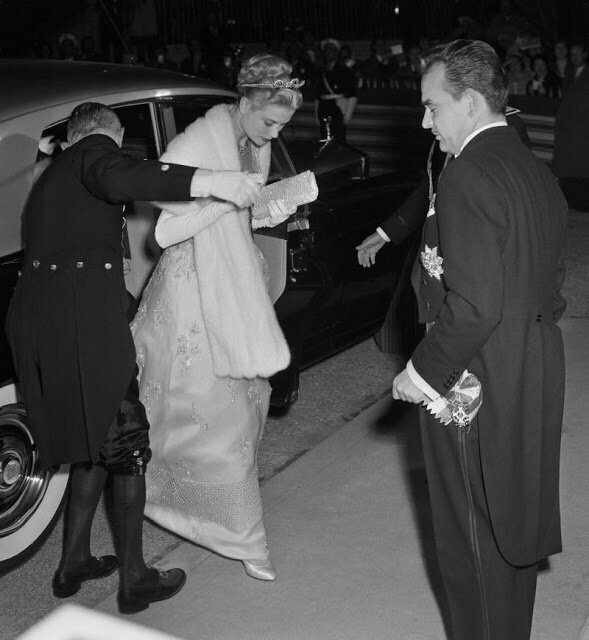 18 апреля 1956 года. Принц Ренье и Грейс Келли прибыли в Королевский оперный театр