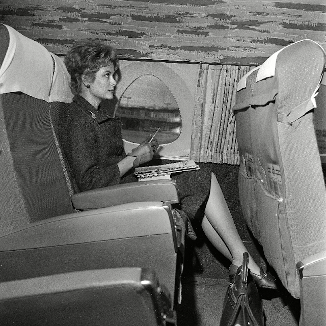 18 сентября 1961 года. Грейс Келли в аэропорту Орли, рядом с ней сумка Kelly от Hermès
