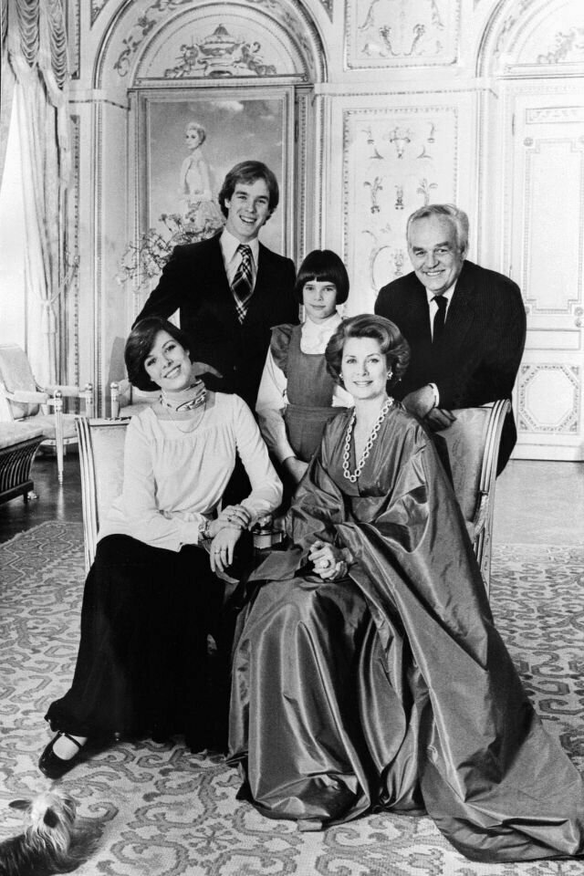 26 апреля 1976 года. Принц Монако Ренье III, принцесса Грейс и их дети принц Альберт, принцесса Каролина и принцесса Стефания позируют для семейной фотографии в Монте-Карло