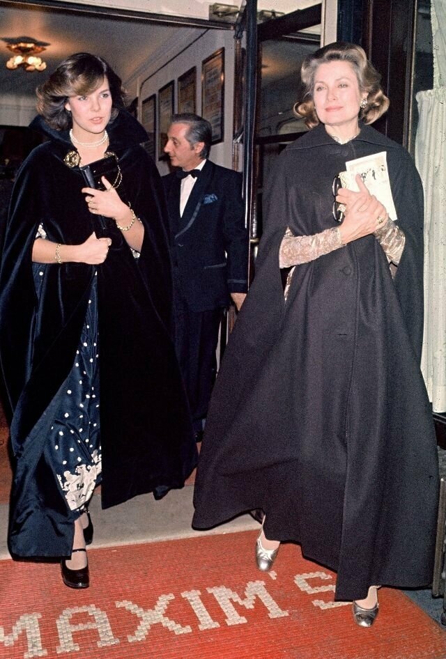 1975. Принцесса Монако Каролина и ее мать принцесса Грейс покидают ресторан Maxim's
