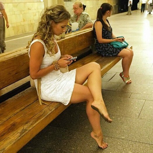 Что за «барефутинг»: почему в метро прибавилось босоногих девушек