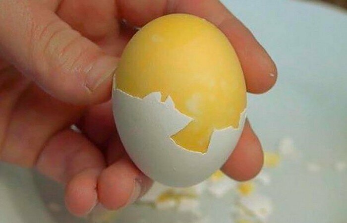 Как сварить куриное яйцо желтком наружу
