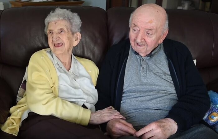 «Ты никогда не перестанешь быть мамой»: 98-летняя мать переехала к 80-летнему сыну в дом престарелых