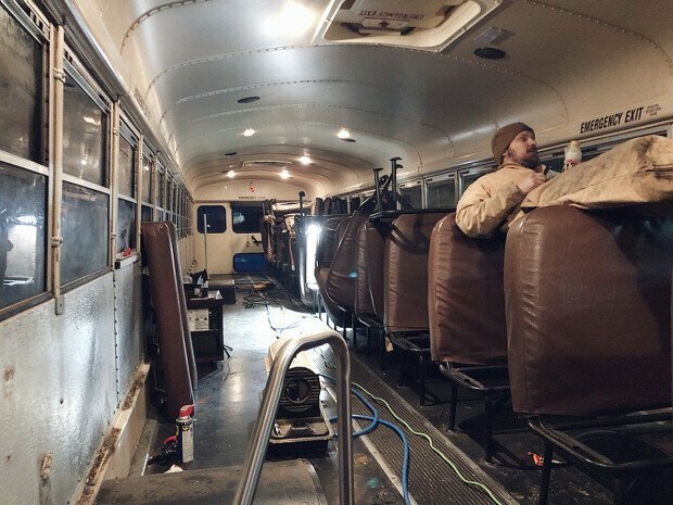 Пара уволилась с работы и отправилась путешествовать в школьном автобусе