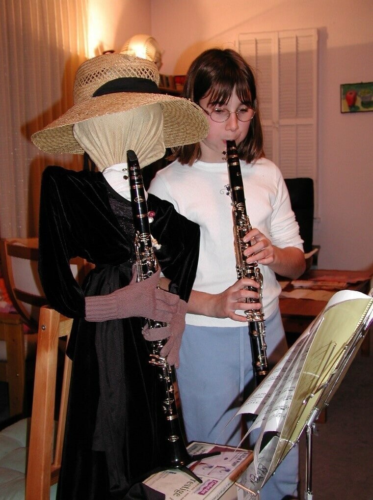 11. «Мы с подругой, которую я сделала сама, играем на кларнете»