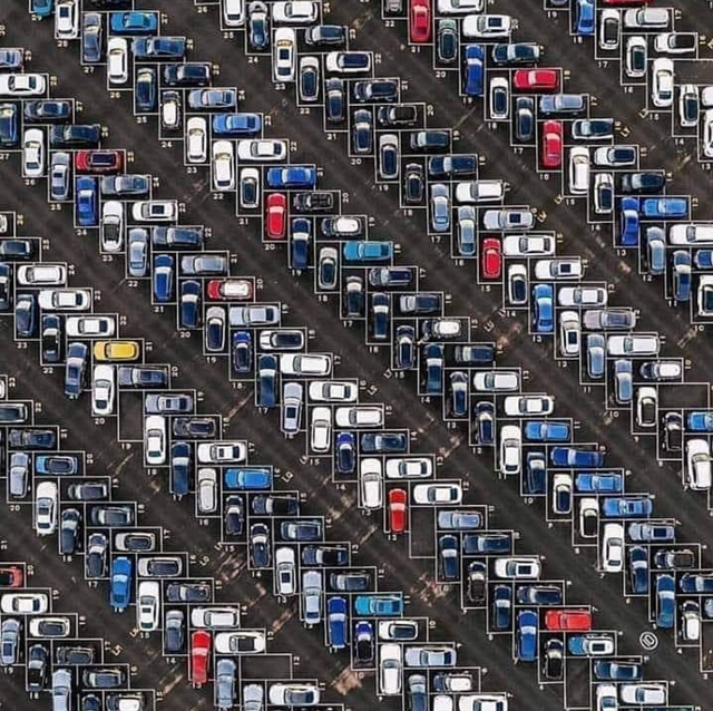 7. Машины на парковке во Франкфурте