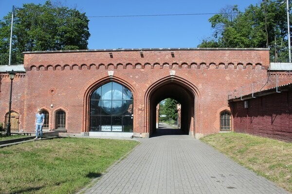  Железнодорожные ворота (Eisenbahnhof Tor).