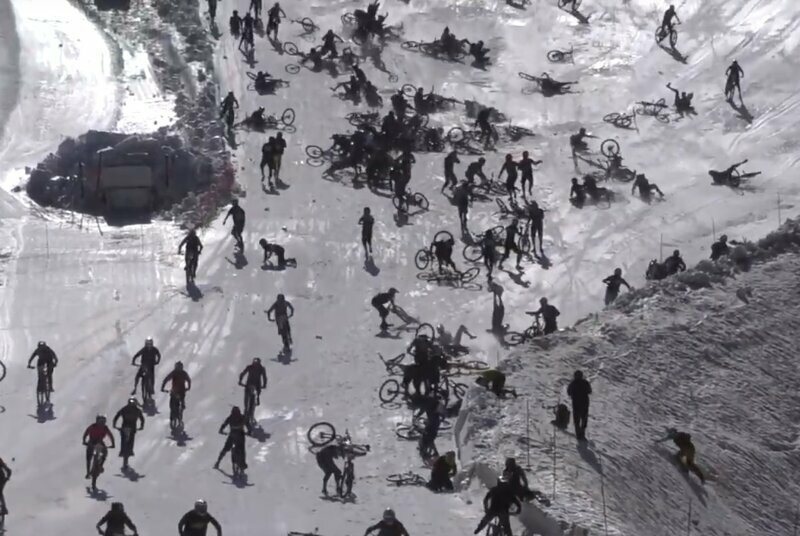 Несколько десятков спортсменов рухнули со своих велосипедов во время спуска в Альпах