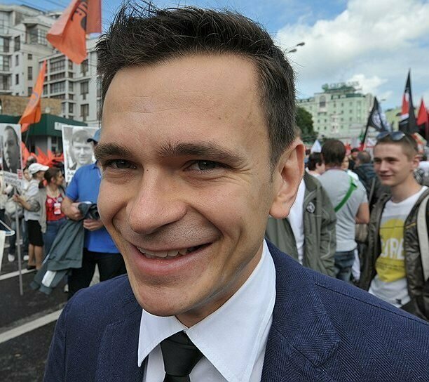 Известно, что его рейтинги среди жителей-избирателей стремятся даже не к нулю, а к отрицательным отметкам.