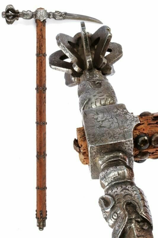 Клевец, Восточная ЕВропа, 1610-1620 годы. Общая длина 670 мм. Боевая часть состоит из четырехгранного, слегка изогнутого, ромбовидного в поперечнике клюва, и восьмифланцевого ударного бойка на обушной части