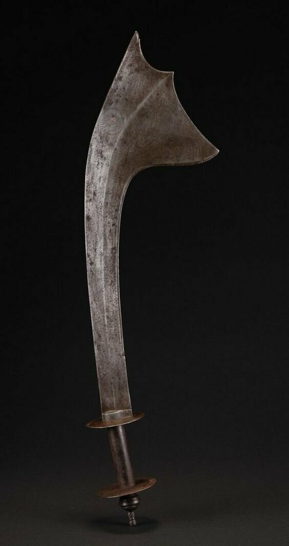 Харга это один из видов меча. Но он очень большой по форме и очень тяжелый по весу. Харга имеет значение и как боевое оружие, и как ритуальный объект. Длина до 40 сантиметров и вес до 5 кг
