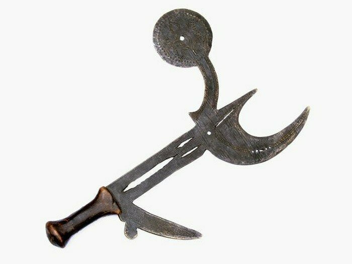 Кпинга.  Метательный нож, который использовали опытные воины племени Азанда. Они жили в Нубии, регионе Африки, в который входят север Судана и юг Египта. Этот нож был длиной до 55.88 см и имел 3 клинка с основанием в центре