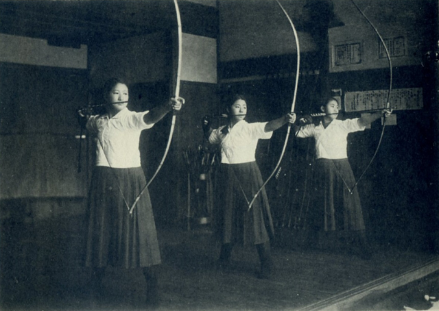 7. Обучение стрельбе из лука в школе для девочек Японии, 1939 год