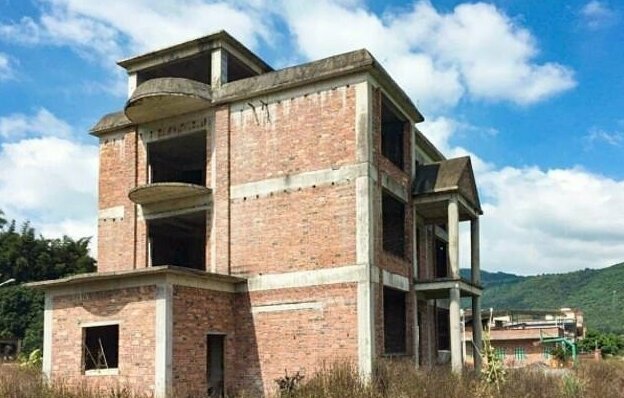 В прошлом году они приобрели недостроенную недвижимость в 70 км от Гуанчжоу